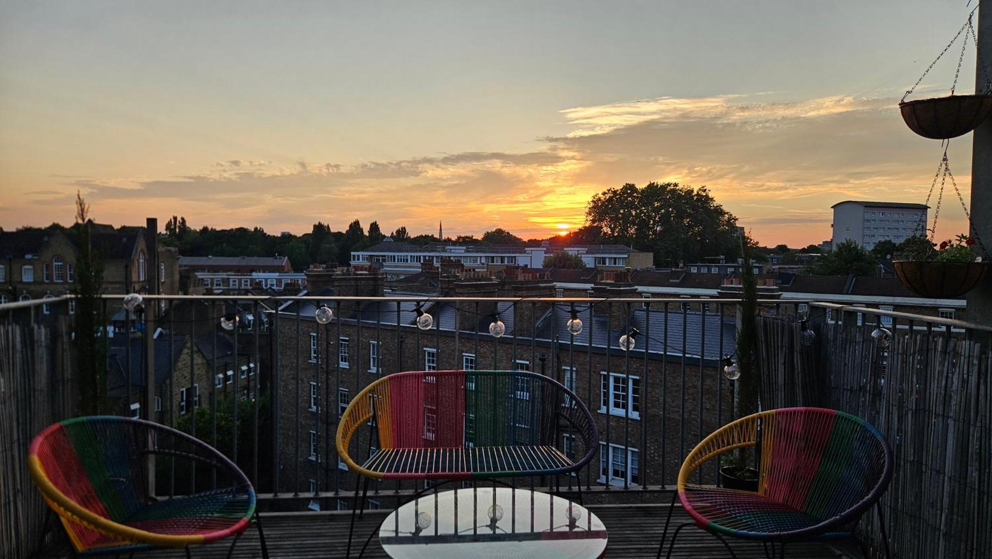 Appartamento Roof Terrace, 2-bed 2-bath, Stoke Newington Londra